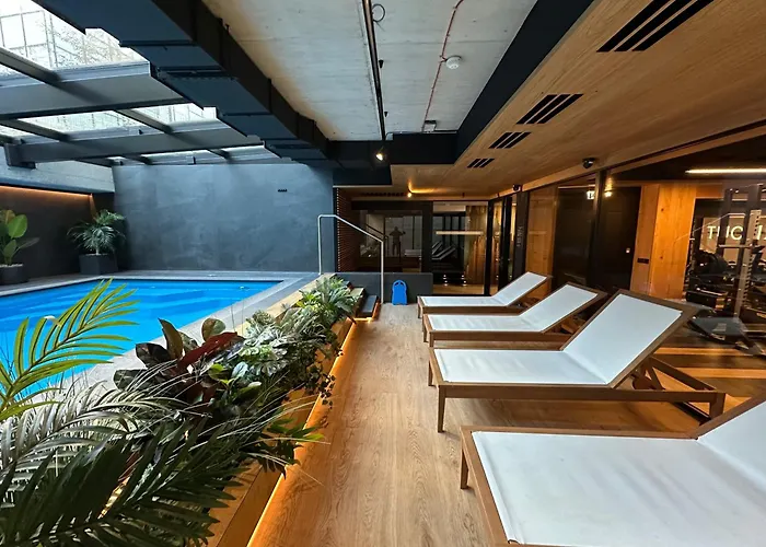 Deluxe Industrial Apartment Free Parking, Swimming Pool, Sauna & Gym
